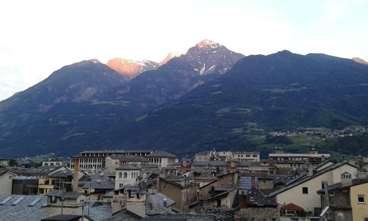 Appartamento Nel Centro Storico Di Aosta Con Vista Sui Ghiacciai Экстерьер фото